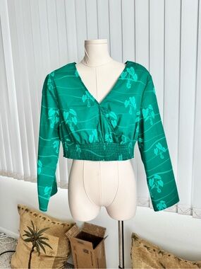 Hawaii’s Finest NWT Teal V-Neck Crop Top Long Sleeve Medium
